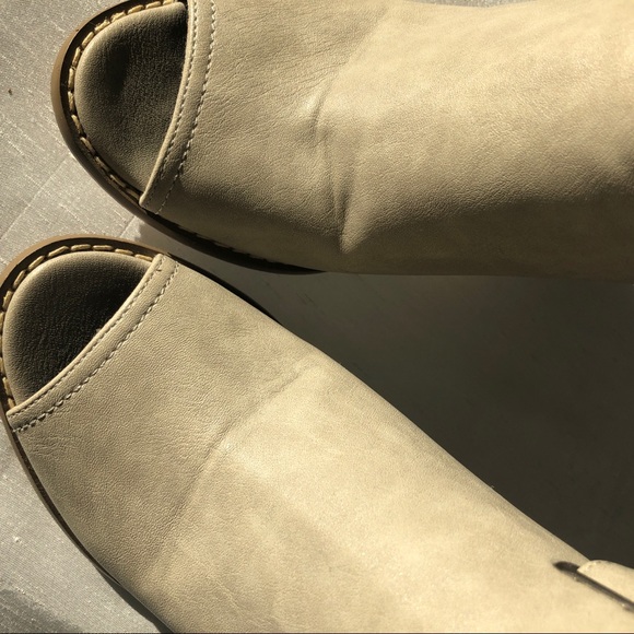 Guess light grey leather shoes with a brown heel. - Picture 6 of 10